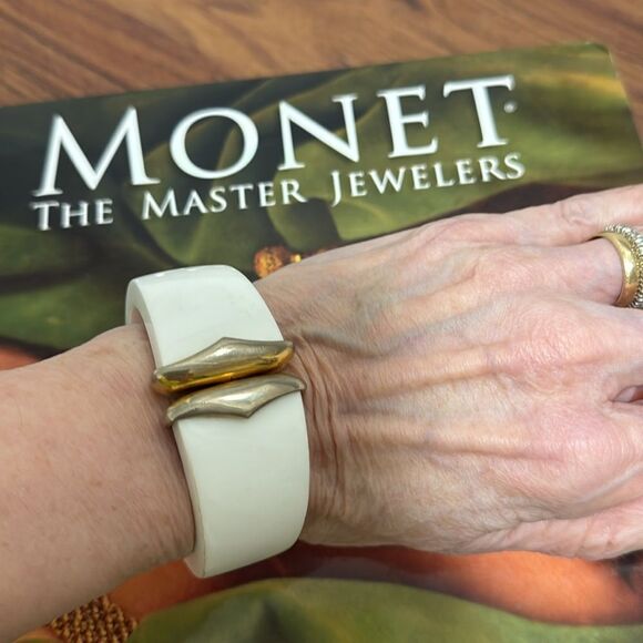 Vintage Monet Signed White Lucite Clamper Bracelet with GoldTone Accent. - Picture 6 of 7